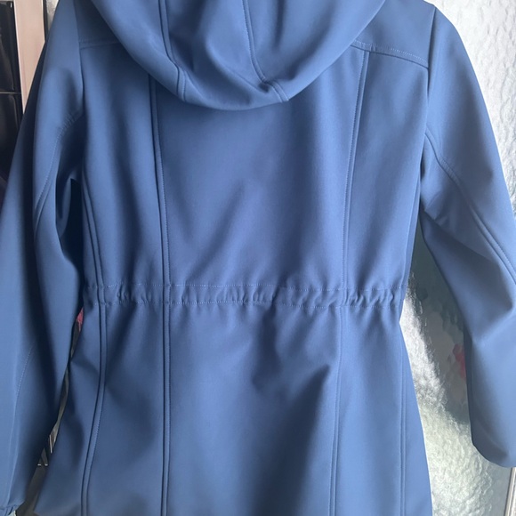 Women’s wind resistant shell with fleece lining. - Picture 3 of 4